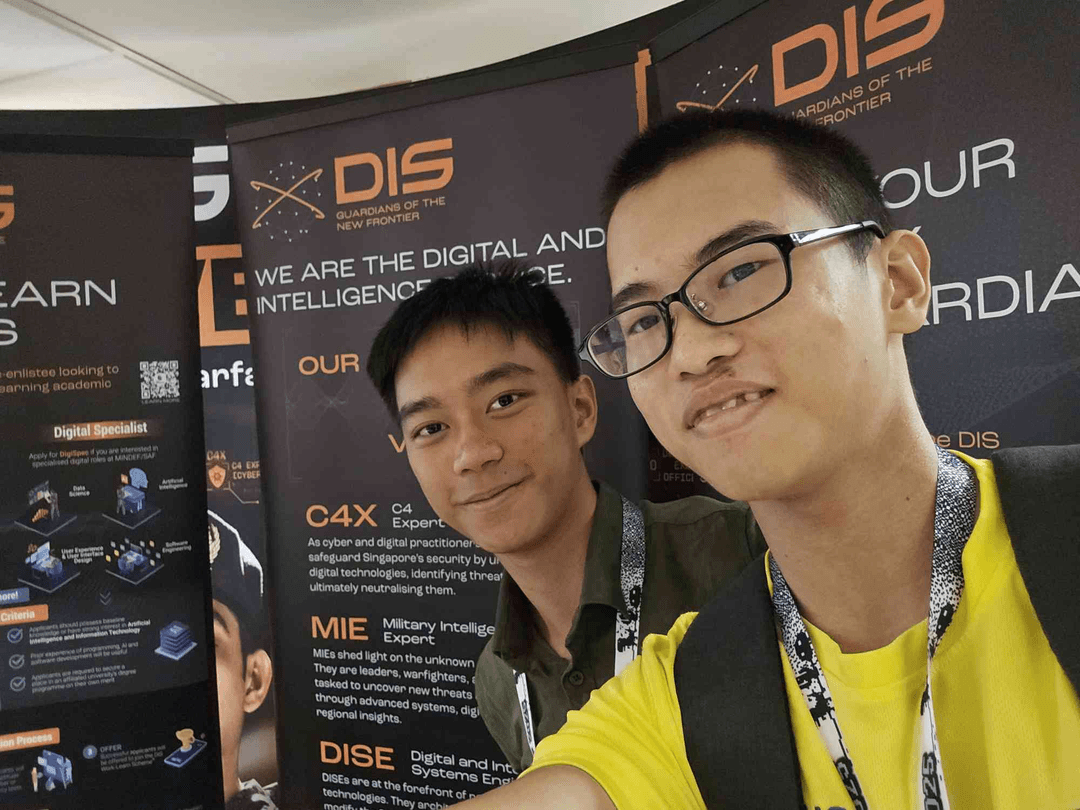 2 DIS fellows taking a photo together